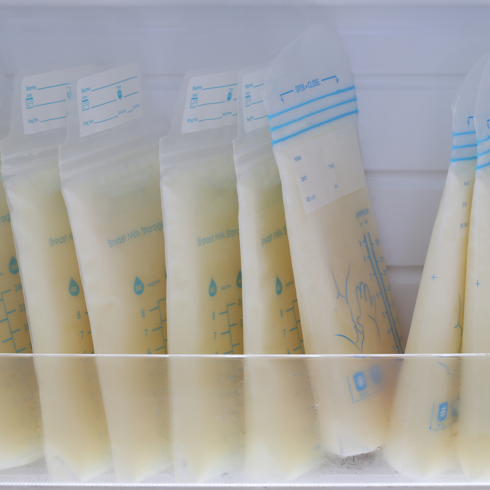 Read more about the article How To Travel With Frozen Breastmilk: The Ultimate Guide