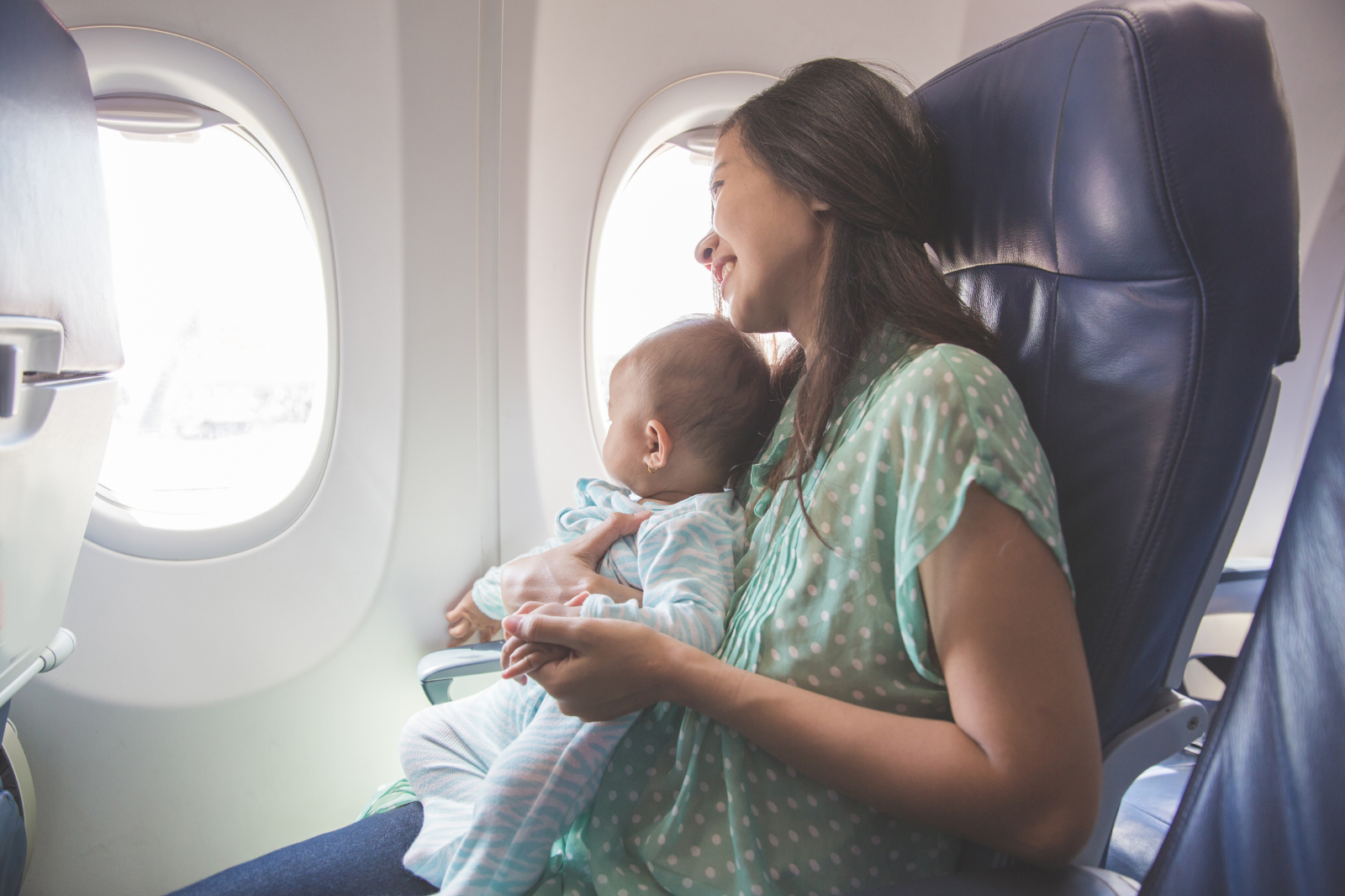 You are currently viewing Tips For Flying With A Lap Infant: 8 Tips And Tricks To Survive The Flight